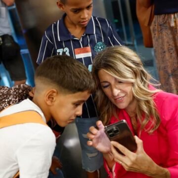Yolanda Díaz recibe a los niños saharauis en el Congreso con diputados del PP y Sumar pero sin rastro del PSOE | El Independiente