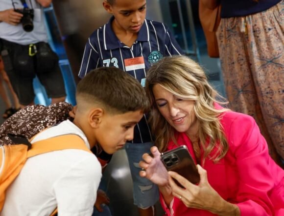 Yolanda Díaz recibe a los niños saharauis en el Congreso con diputados del PP y Sumar pero sin rastro del PSOE | El Independiente