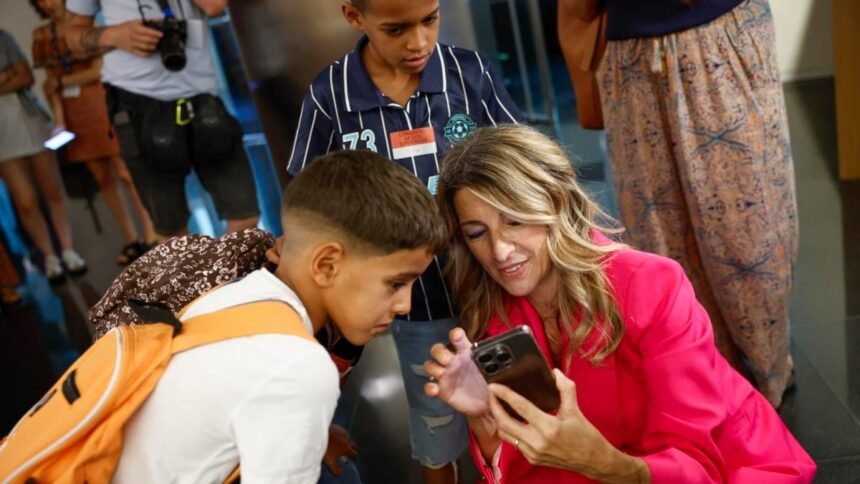 Yolanda Díaz recibe a los niños saharauis en el Congreso con diputados del PP y Sumar pero sin rastro del PSOE | El Independiente