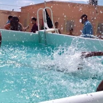 Piscinas solidarias de Fluidra mejoran la vida de los refugiados saharauis en los campamentos, uno de los lugares más inhóspitos del planeta -Francisco Carrión en EL INDEPENDIENTE