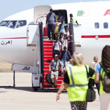 147 niños saharauis aterrizan en Valladolid tras dos semanas de papeleos: «Las horas no pasaban, solo queríamos abrazarla» | El Norte de Castilla