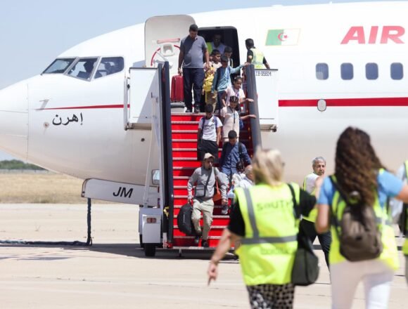 147 niños saharauis aterrizan en Valladolid tras dos semanas de papeleos: «Las horas no pasaban, solo queríamos abrazarla» | El Norte de Castilla
