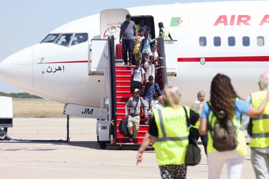 147 niños saharauis aterrizan en Valladolid tras dos semanas de papeleos: «Las horas no pasaban, solo queríamos abrazarla» | El Norte de Castilla