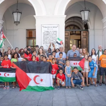 Autoridades extremeñas reciben grupo de menores saharauis del Programa “Vacaciones en Paz 2025”