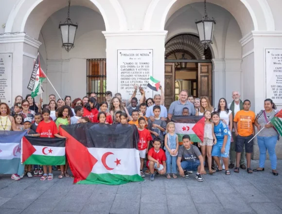 Autoridades extremeñas reciben grupo de menores saharauis del Programa “Vacaciones en Paz 2025”
