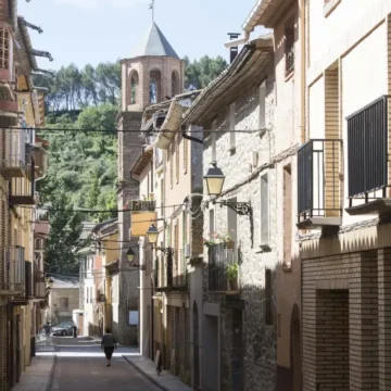 Un puñetazo en las fiestas de Castillazuelo (Huesca) acaba con un joven en la UCI y polémica por un vídeo de Vox