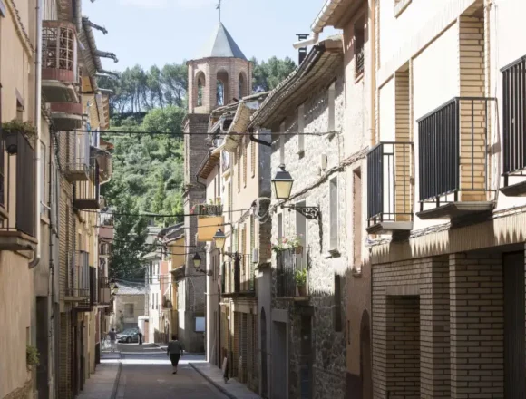06CalledeCastillazuelo_63e25ab0 Un puñetazo en las fiestas de Castillazuelo (Huesca) acaba con un joven en la UCI y polémica por un vídeo de Vox