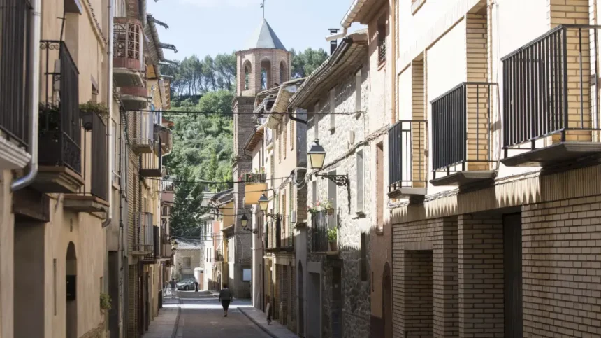 Un puñetazo en las fiestas de Castillazuelo (Huesca) acaba con un joven en la UCI y polémica por un vídeo de Vox