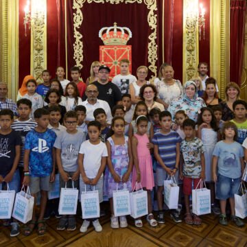 Recepción de la comsejera Carmen Maeztu a niños y niñas saharauis. VACACIONES EN PAZ | El Gobierno de Navarra recibe a una delegación de los 98 niños y niñas saharauis acogidos por familias navarras este verano