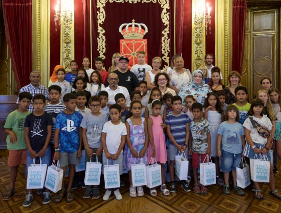 VACACIONES EN PAZ | El Gobierno de Navarra recibe a una delegación de los 98 niños y niñas saharauis acogidos por familias navarras este verano