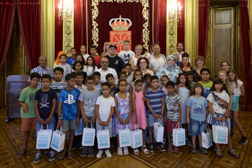 VACACIONES EN PAZ | El Gobierno de Navarra recibe a una delegación de los 98 niños y niñas saharauis acogidos por familias navarras este verano