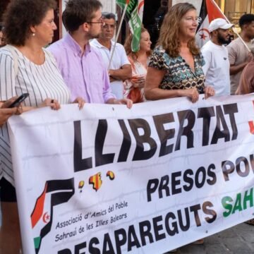 A1-223209232.jpg Palma despide a los niños saharauis del programa Vacances en Pau con música y reivindicaciones