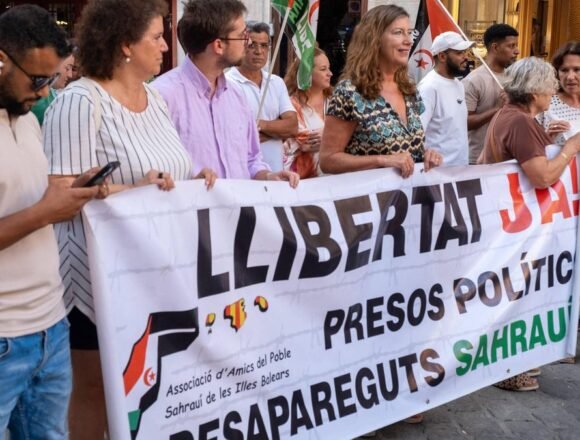 A1-223209232.jpg Palma despide a los niños saharauis del programa Vacances en Pau con música y reivindicaciones