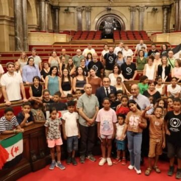 Una trentena d’infants sahrauís visiten el Parlament de Catalunya en el marc del programa «Vacances en pau»