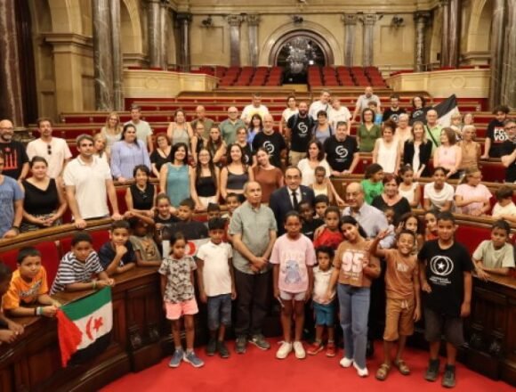 Una trentena d’infants sahrauís visiten el Parlament de Catalunya en el marc del programa «Vacances en pau»