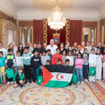 RECEPCIÓN NIÑO SAHARAUIS VACACIONES EN PAZ | Una treintena de niños y niñas saharauis visitan la Casa Consistorial durante su estancia en Pamplona – Ayuntamiento de Pamplona