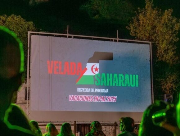 El barrio del Sacromonte de Granada protagonista de una velada solidaria, con cine, música y poesía, para el programa Vacaciones en Paz 2025 – Asociación de Periodistas y Escritores Saharauis en Europa