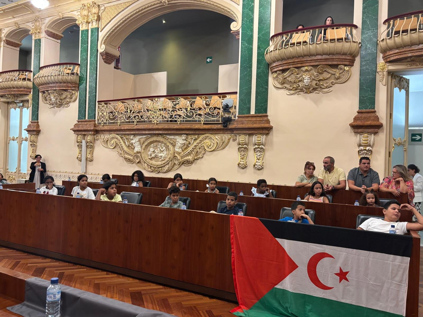 Presidenta de la Diputación de Badajoz recibe un grupo de menores saharauis