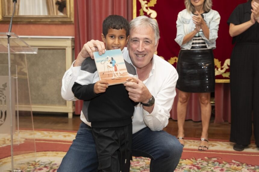 Una treintena de niños saharauis visitan la Casa Consistorial en su estancia en Pamplona