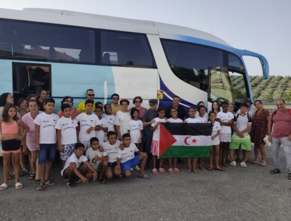 Jornada de convivencia en la costa granadina para los menores del programa “Vacaciones en Paz 2025” – Amigos del Sahara Libre