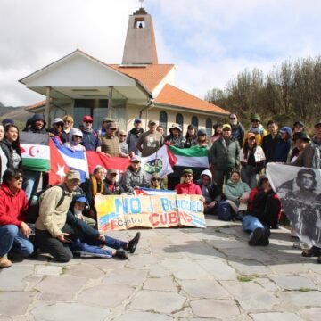 Banderas de la RASD y Cuba flamean en el Ruku Pichincha, volcán ecuatoriano, a más de cuatro mil metros de altura | Sahara Press Service (SPS)