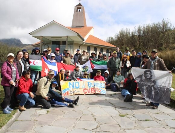 Banderas de la RASD y Cuba flamean en el Ruku Pichincha, volcán ecuatoriano, a más de cuatro mil metros de altura | Sahara Press Service (SPS)