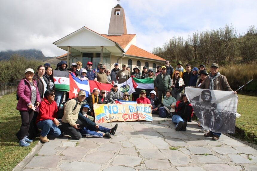 Banderas de la RASD y Cuba flamean en el Ruku Pichincha, volcán ecuatoriano, a más de cuatro mil metros de altura | Sahara Press Service (SPS)
