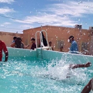 El milagro de las piscinas ‘made in Spain’ que triunfan en los campamentos de refugiados saharauis