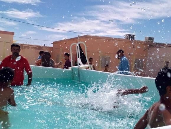 El milagro de las piscinas ‘made in Spain’ que triunfan en los campamentos de refugiados saharauis