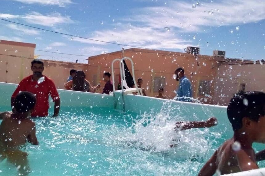 El milagro de las piscinas ‘made in Spain’ que triunfan en los campamentos de refugiados saharauis