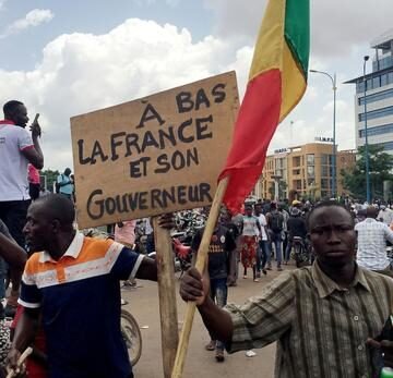 Opposition supporters react to the news of possible military mutiny, at Independence Square in Bamako Malí denuncia un complot golpista con implicación de un ciudadano francés y acusa a potencias extranjeras de desestabilización