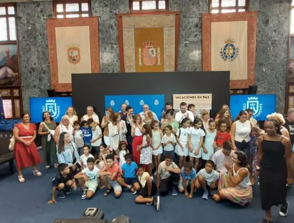 Cabildo de Tenerife y Parlamento de Canarias reciben a niños y niñas del Programa Vacaciones en Paz 2025 | Sahara Press Service (SPS)