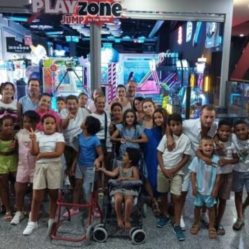 VACACIONES EN PAZ – Los niños saharauis viven una jornada de cine y diversión en Los Barrios gracias a la solidaridad vecinal