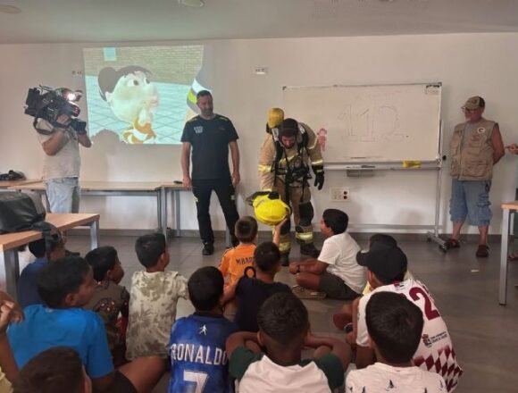 El SEPEI de Cáceres “amplía su plantilla” con pequeños bomberos y bomberas saharauis que han visitado el parque