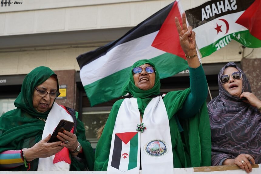 BILBAO: Concentración de la diáspora saharaui en Euskadi frente al consulado marroquí por los 50 años de invasión y lucha del pueblo saharaui