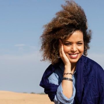 La periodista Ebbaba Hameida presenta su libro “Flores de Papel” en el Casino de Uesca – ARAINFO UESCA