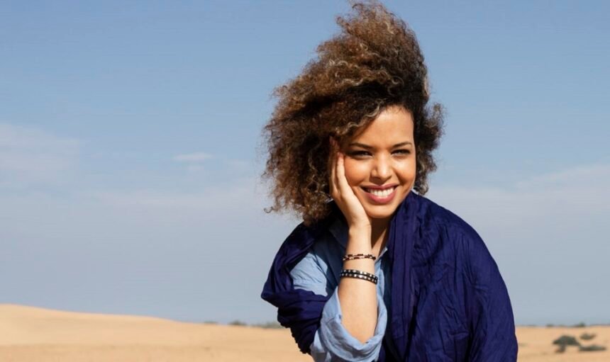 La periodista Ebbaba Hameida presenta su libro “Flores de Papel” en el Casino de Uesca – ARAINFO UESCA