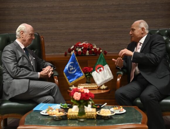 El ministro argelino de Asuntos Exteriores recibe al Enviado Personal del Secretario General de la ONU para el Sáhara Occidental, Staffan de Mistura, en visita oficial en Argelia