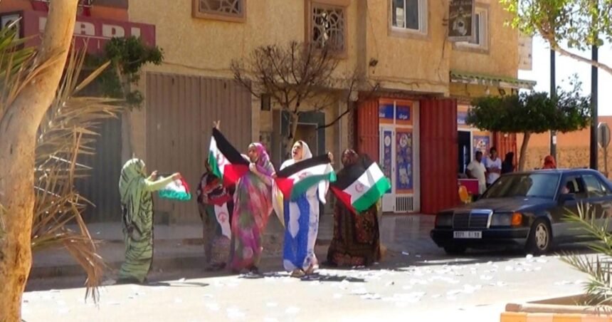 El Aaiún: Activistas saharauis realizan una manifestación pacífica para conmemorar el 50 aniversario de la unidad nacional