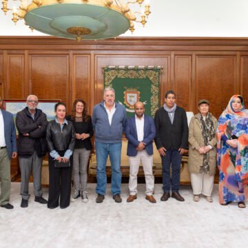 El alcalde de Pamplona recibe a una delegación saharaui que participa estos días en unas jornadas de reflexión sobre el programa ‘Vacaciones en paz’