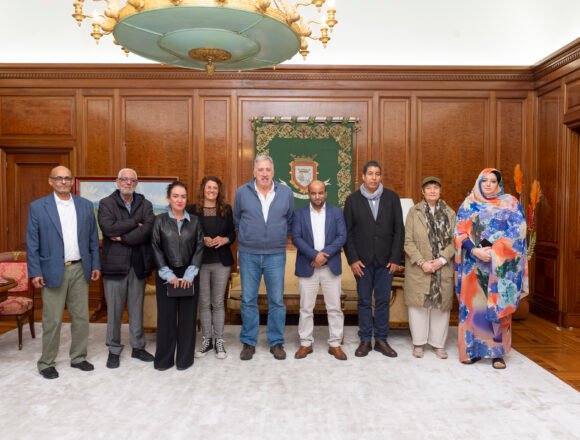 reunionalcalderepresentantesfrentepolisariodsc8477_0 El alcalde de Pamplona recibe a una delegación saharaui que participa estos días en unas jornadas de reflexión sobre el programa ‘Vacaciones en paz’