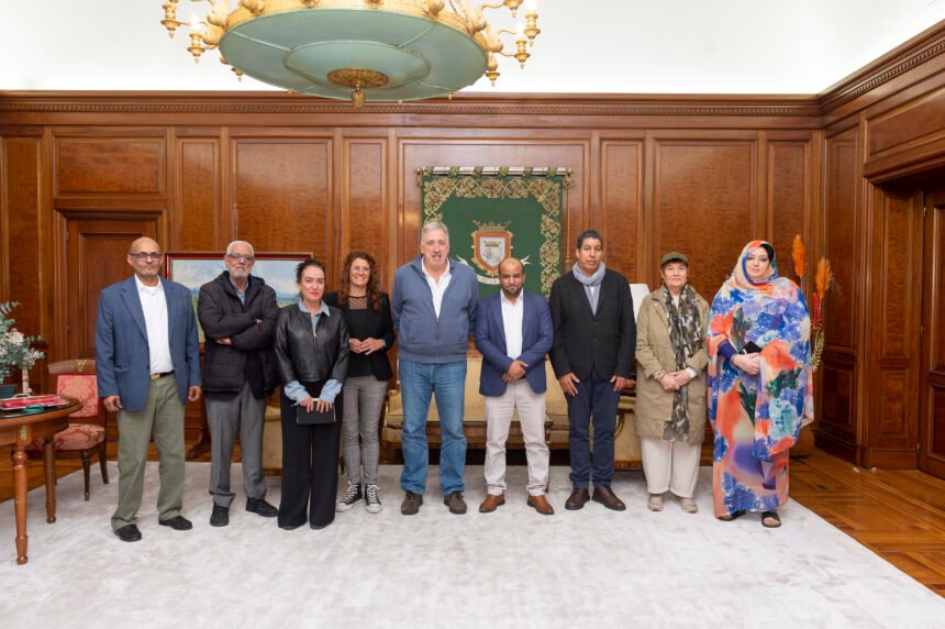 El alcalde de Pamplona recibe a una delegación saharaui que participa estos días en unas jornadas de reflexión sobre el programa ‘Vacaciones en paz’