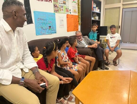 Visita a la docena de niños saharauis que viven en el piso del proyecto Haima Acull en Lleida