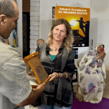 Homenaje del pueblo saharaui a Carlos Cano en ARTifariti 2025 | Contramutis