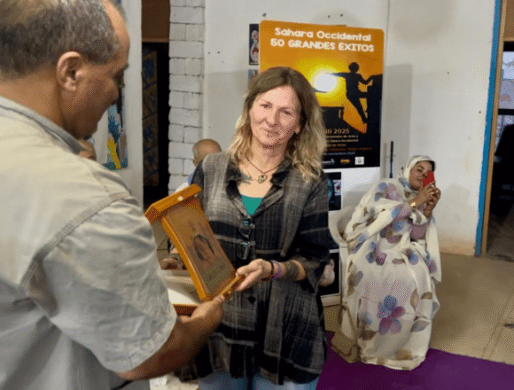 Homenaje del pueblo saharaui a Carlos Cano en ARTifariti 2025 | Contramutis