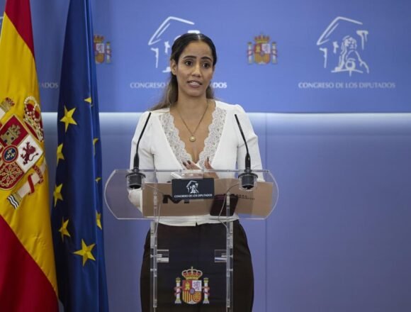Sumar confirma el retorno a España de Safía, joven saharaui retenida en Argelia durante dos años 