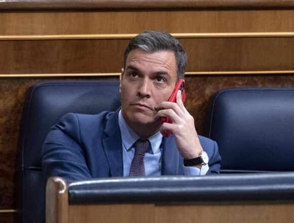 pedro-sanchez-telefono-movil Caso Pegasus: la Audiencia Nacional pedirá ayuda a la UE para conseguir la información que Francia recibió de Israel