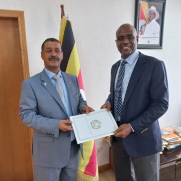 1000364681 UGANDA | El embajador Nafei Rais presenta copias de sus credenciales como embajador extraordinario y plenipotenciario