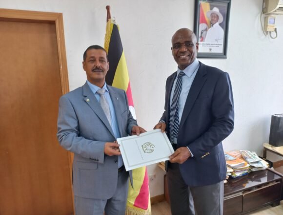 1000364681 UGANDA | El embajador Nafei Rais presenta copias de sus credenciales como embajador extraordinario y plenipotenciario