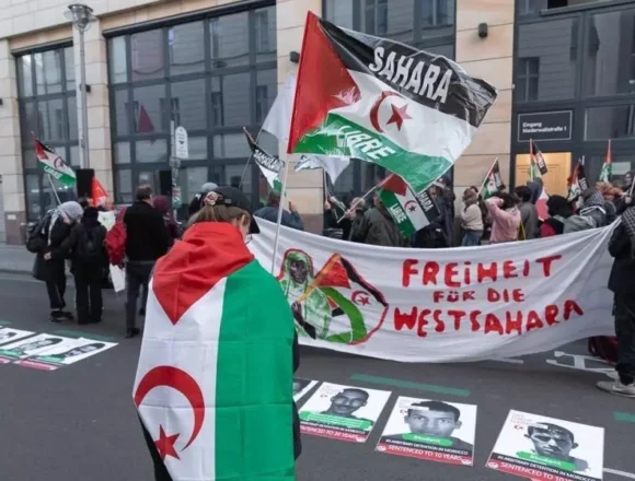 4f56bc8f-1acd-4fb7-9672-3f6247bdede1 Manifestación en Berlín con motivo del 50º aniversario de la invasión marroquí del Sáhara Occidental